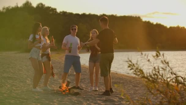 Festa de verão na praia ao pôr do sol — Vídeo de Stock