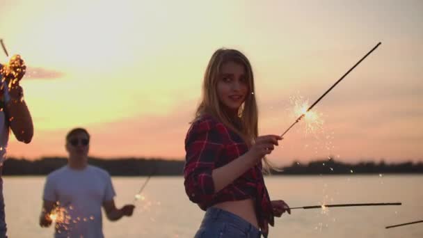 Coucher de soleil agréable sur la fête en plein air avec des lumières — Video