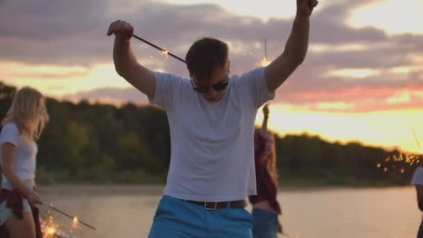 Theemuts feest met bengaalse lichten op het strand — Stockvideo