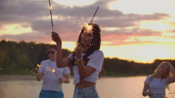 Gün batımında plajda bengal ışıklarıyla açık hava partisi — Stok video