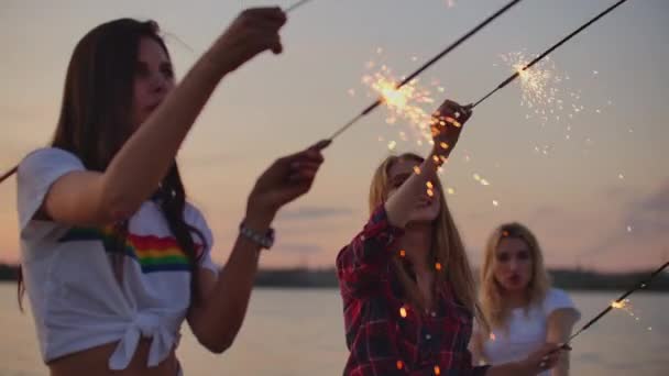 Festa ao ar livre com luzes — Vídeo de Stock