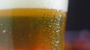 Soğuk birayla Macro shot, bardakta kabarcıklar yükseliyor. Ağır çekim bira kabarcıkları.