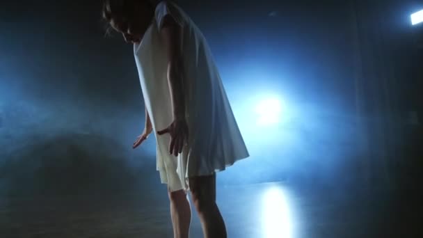Ağır çekim: Duman içinde kadın dansçı. Modern bale sahnesinde yalınayak — Stok video