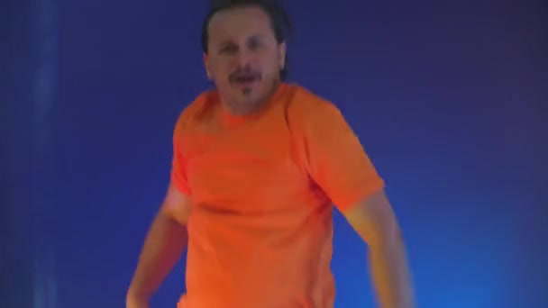 Loco hombre divertido bailando en el estudio, muy contento, concepto ganador . — Vídeos de Stock