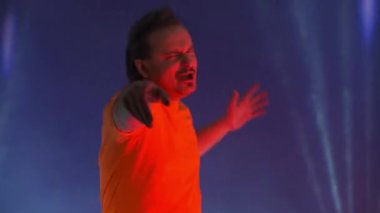 Stüdyoda dans eden çılgın komik adam, çok memnun, kazanan konsept.