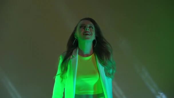 Usmívající se žena tančí ve studiu. Dívka zpívající píseň na žlutém pozadí. Žena slaví, líčí radost a štěstí. Úspěch, párty, prázdninový koncept. — Stock video