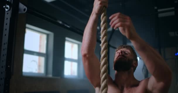 Starke Männer klettern während des Trainings am Seil nach oben. Ausbildung für Retter. Übung für Ausdauer und Koordination. — Stockvideo