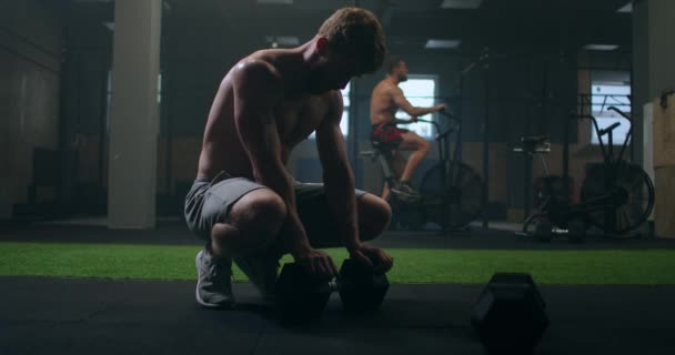 Hårete, slitne mann i gymsalen svett etter trening slappe av og ta dype åndedrag – stockvideo