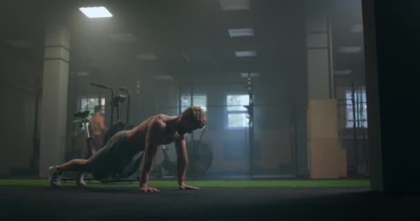 A strong purposeful man performs push-UPS despite fatigue and pain overcoming difficulties. the concept of a healthy lifestyle — Stock Video