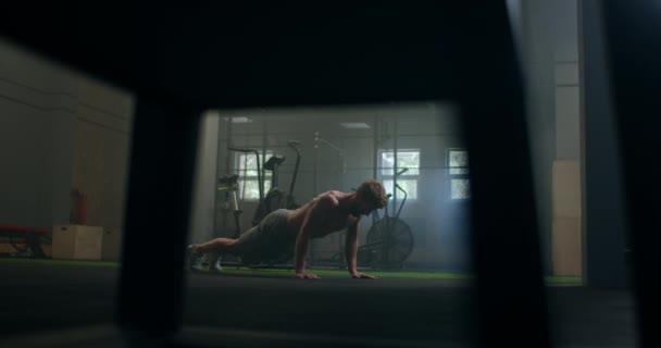 Een sterke doelbewuste man voert push-UPS ondanks vermoeidheid en pijn overwinnen van problemen. het concept van een gezonde levensstijl — Stockvideo