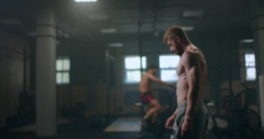 Spor salonundaki odaklanmış adamlar eğitime hazırlanıyorlar. Profesyonel bir atlet spor salonunda egzersiz yapar. odak ve amaç