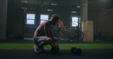 Yıllarca spor yaptıktan sonra yerde dinlenen yorgun ve bitkin bir adam. Ağır ve zor nefes alma tedavisi. Eğitim sırasında konsantrasyon.