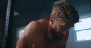 Şimdiden bir sonraki müsabakayı bekliyor. Yorgun kas atleti. Yorgun adam antrenmandan sonra dinleniyor. Spor salonunda elinde su şişesiyle oturan yorgun ve bitkin bir erkek sporcu..