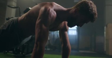 Spor salonunda şınav çeken bir adam. Şınav ve egzersizden sonra nefes alıp vermek. Spor ve spor için mükemmel. Genç sporcu spor salonunda şınav çekiyor. Sporcu Fitnes 'le meşgul.