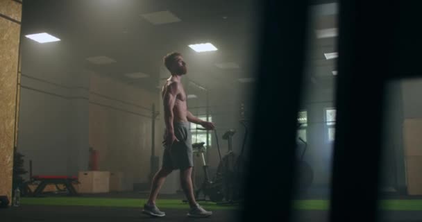 Joven atleta masculino preparándose para levantar pesas. Soporte de correas de muñeca de levantamiento de pesas para levantamiento de pesas y levantamiento de pesas. el atleta entrena en el gimnasio, eleva la barra — Vídeos de Stock