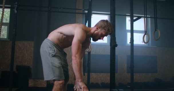 Mettre une plaque de poids sur un haltère pour le pressage sur banc. Gym homme haltère haltères haltères exercices de poids. Belle séance d'entraînement d'athlète caucasien. Équipement de sport Sportive guy squat barbell. Torse nu — Video