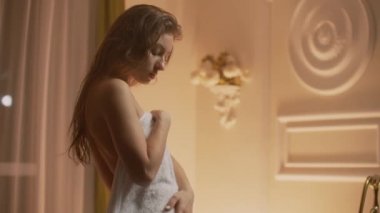 Aynanın önünde duran bir kadın.