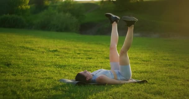 健美力量训练体重训练女健美者挥动腿 — 图库视频影像
