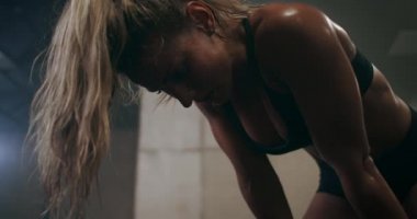 Antrenmandan sonra nefes nefese kalan yorgun kadın, terden damlayan yıkım ağır çekim