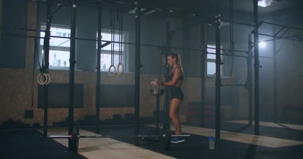 健身房里的一个女人用滑石粉和镁擦双手 — 图库视频影像