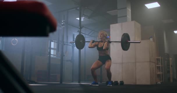 Belle femme athlétique essuie la sueur de son front avec une main. Shes fatigué après un exercice de fitness intensif — Video