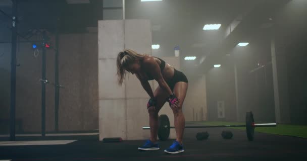 Unavená, vyčerpaná žena těžce dýchá po tréninku a kapkách potu. tvorba sil a koncentrace před cvičením. cvičení cross training. — Stock video