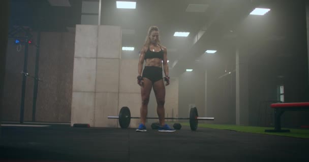 Mujer preparándose para el entrenamiento. se están preparando para levantar la barra con un peso pesado . — Vídeos de Stock