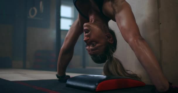 Trainen verticale push-ups, intense krachttraining in gesloten fitnessruimte. Vrouw doet verticale push-ups workout — Stockvideo