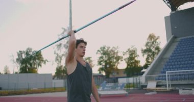 Atıştan önce mızrak atıcısı. Konsantrasyon ve nefes verme. Fırlatmadan önce heyecan ve korku. Kendine güvenen bir sporcunun stadyumunda cirit atıp koşuyor.