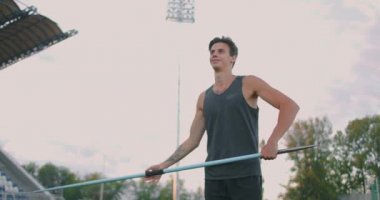 Cirit, atlet atıcısını atletizm yarışmasına geri gönderiyor. Atletizm Şampiyonası sırasında tanımlanamayan atlet cirit atıyor. Sporcu, bulutlu mavi gökyüzüne karşı cirit atıyor.