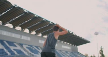 Sporcu cirit atıyor, atletik sahada. Olimpik stadyumda cirit atan erkek sporcu. Profesyonel stadyumdaki atletizm sahasında spor kıyafetleri içinde bir sporcu.