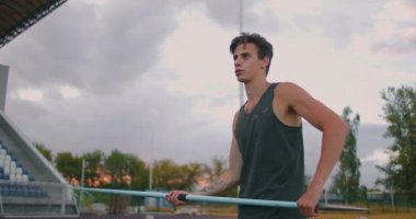 Atıştan önce mızrak atıcısı. Konsantrasyon ve nefes verme. Fırlatmadan önce heyecan ve korku. Kendine güvenen bir sporcunun stadyumunda cirit atıp koşuyor.