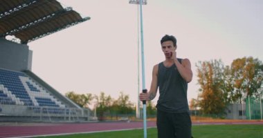 Sporcu cirit atıyor, atletik sahada. Olimpik stadyumda cirit atan erkek sporcu. Profesyonel stadyumdaki atletizm sahasında spor kıyafetleri içinde bir sporcu.