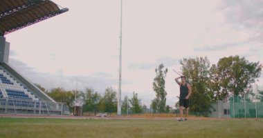 Cirit, atlet atıcısını atletizm yarışmasına geri gönderiyor. Atletizm Şampiyonası sırasında tanımlanamayan atlet cirit atıyor. Sporcu, bulutlu mavi gökyüzüne karşı cirit atıyor.