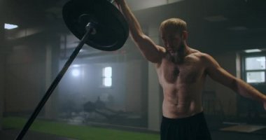 Boksör vuruş tekniği eğitimi. Çubuğu tek elinle it. Dövüşçü için güç artışı. Sportif bir adamı eğitmek.