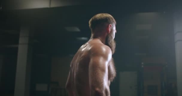 Müder bärtiger Mann mit Dampf am Körper im Fitnessstudio erholt sich nach dem Training — Stockvideo