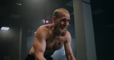 Fitness sporcuları savaş halatları yoğun egzersiz egzersizleri kullanarak sağlıklı vücut geliştirme dayanıklılığının tadını çıkarıyorlar yavaş çekim yaşam tarzı alıştırması yapıyorlar.