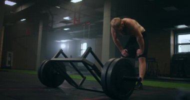 Yorgun bir adam ağırlık kaldırdıktan sonra dinlenir, vilnay egzersizleri ölü kaldırır. Eğitimden önce konsantrasyon hazırlanıyor ve ayarlanıyor. Spor salonunda buharlı bir sporcunun ruh hali ve derin nefesi.