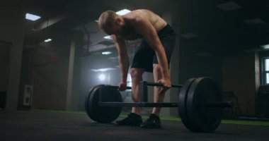 Yorgun bir adam ağırlık kaldırdıktan sonra dinlenir, vilnay egzersizleri ölü kaldırır. Eğitimden önce konsantrasyon hazırlanıyor ve ayarlanıyor. Spor salonunda buharlı bir sporcunun ruh hali ve derin nefesi.