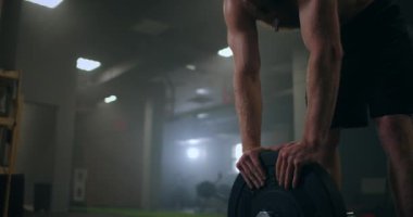 Spor salonunda ağır çekimde buharlı terli yorgun sporcu antrenmandan sonra dinleniyor. Gücünü ve nefesini geri kazan. Motivasyon ve spor