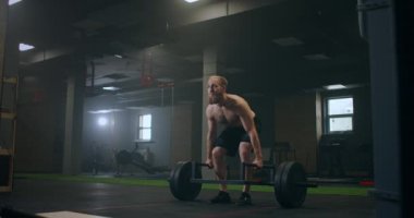 Atletik Güzel Adam Salonda Halterle Deadlift Yapıyor. Görkemli Erkek Profesyonel Vücut Geliştirici Otantik Sığdırma Eğitim Tesisinde Ağırlık Kaldırma Egzersizleri.
