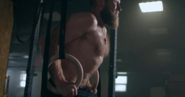 Fitness, vücut geliştirme ve jimnastik salonunda şınav çeken genç adam konsepti. Yapay bacaklı yakışıklı genç sporcu spor salonunda jimnastik merdiveni ile şınav çekiyor.