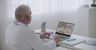 Yaşlı adam, aile hekimini, sağlık ve tedaviler, teletıp hakkında danışmanlık yapması için video üzerinden arıyor.