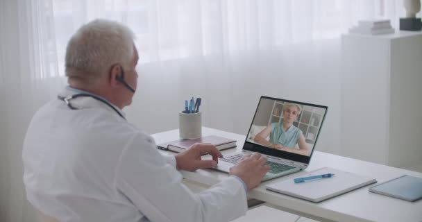 Online besök av terapeut, vuxna kvinnliga patienten konsulterar läkare via internet, talar om symtom — Stockvideo