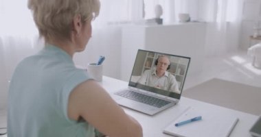Kadın ve erkek bilgisayarda görüntülü sohbet yoluyla iletişim kuruyor, farklı şehirlerden eşler internet üzerinden sohbet ediyor.