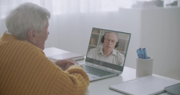 Deux vieux amis masculins discutent à distance, en utilisant la technologie moderne de la communication, appel vidéo par ordinateur portable avec Internet — Video