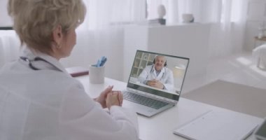 İki deneyimli pratisyen doktordan oluşan çevrimiçi tıp konseyi, erkek ve kadın hastalıklar ve ilaçlar hakkında konuşuyorlar.
