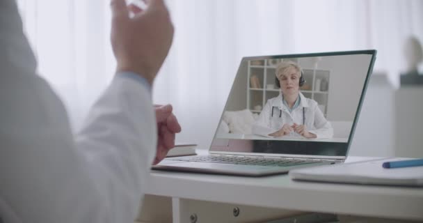 Twee artsen discussiëren en discussiëren tijdens online medische conferentie over coronavirus infecties — Stockvideo