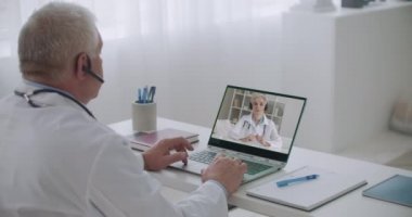 İki doktor internetten video kaset, uzaktan iletişim teknolojisi ve uzaktan eğitim ile iletişim kuruyor.