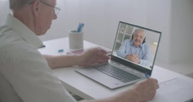 İnternet ile öğrenim ve eğitim modern teknolojisi, yaşlı adam dinliyor ve webinar izliyor
